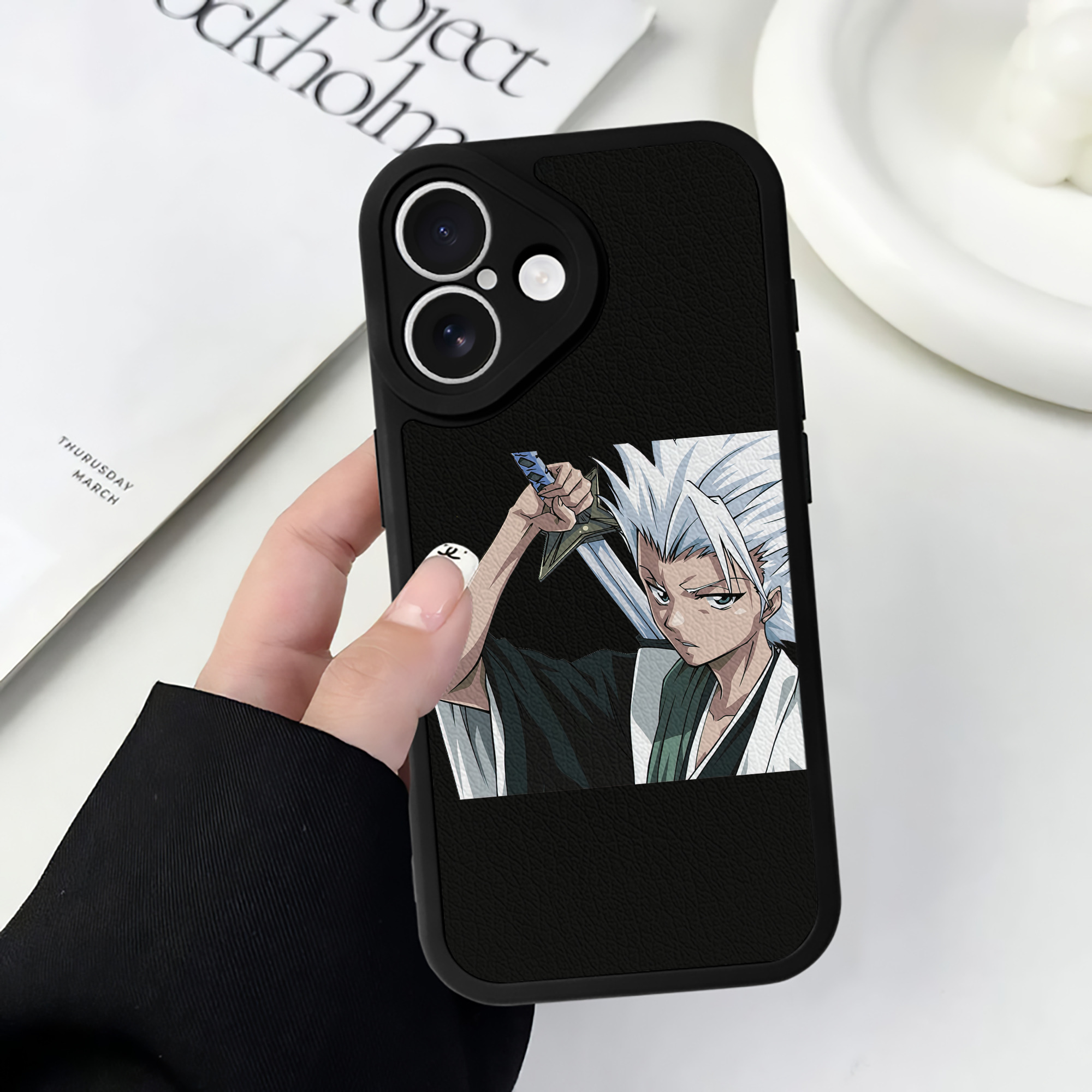 （画像用） ブリーチ 日番谷冬獅郎（ひつがや とうしろう） BLEACH Hitsugaya Toushirou 【iPhone 16シリーズ対応】シリコンスマホケース（レザー調） 材質：シリコン